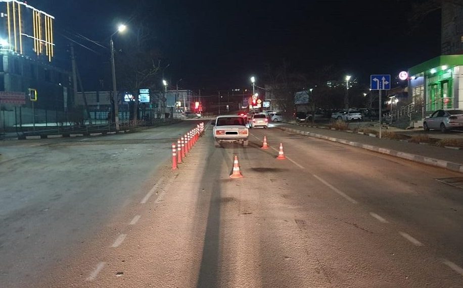 В Новороссийске «семерка» сбила 20-летнего парня