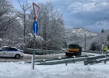 В Сочи продолжается расчистка и обработка дорог