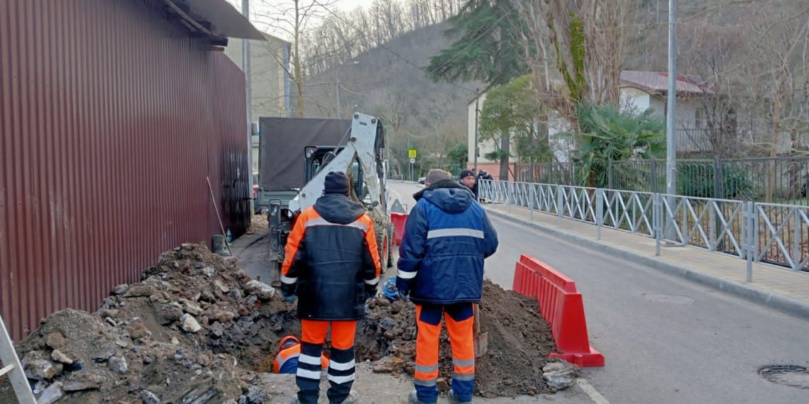 В Сочи засыпали канализацию мусором и закатали ее в асфальт