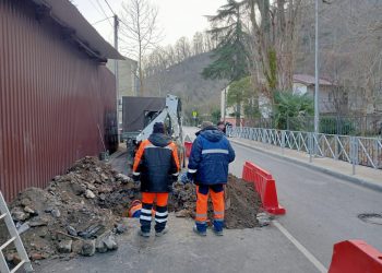 В Сочи засыпали канализацию мусором и закатали ее в асфальт