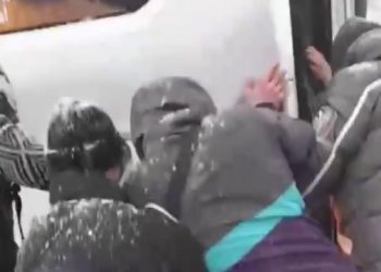 В Сочи пассажиры толкали застрявший автобус, и потом он снова застрял