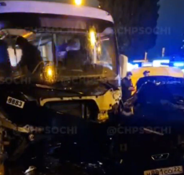 Несколько человек пострадали в ДТП с участием рейсового автобуса и Мустанга в Сочи