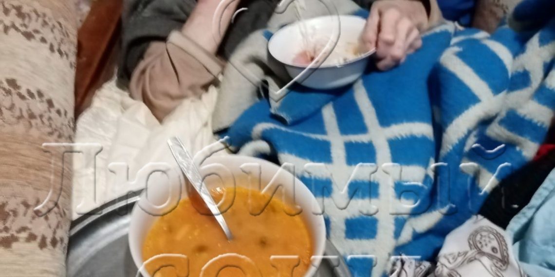 В Сочи сын-игроман кормит мать просроченными продуктами в захламленной квартире