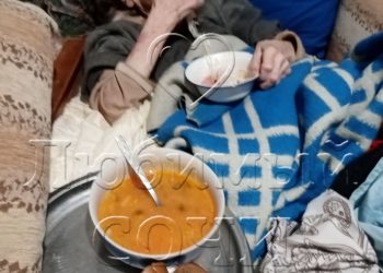 В Сочи сын-игроман кормит мать просроченными продуктами в захламленной квартире