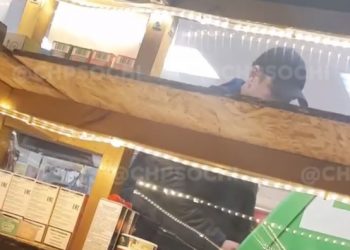 В Сочи мужчина избил банкомат в магазине