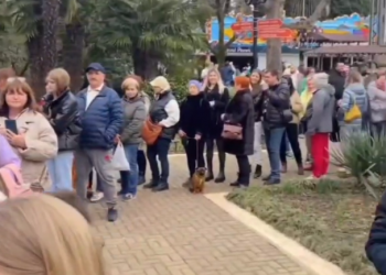 В Сочи в последний день Масленицы выстроилась длинная очередь за бесплатными блинами