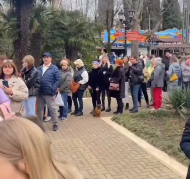 В Сочи в последний день Масленицы выстроилась длинная очередь за бесплатными блинами