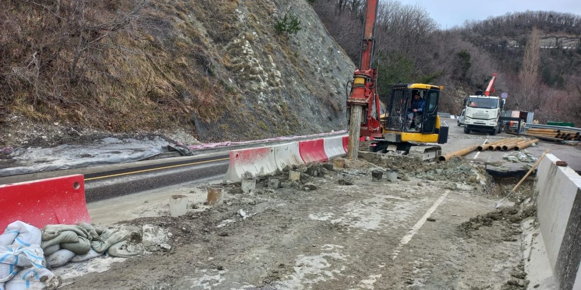 На трассе Джубга – Сочи сошел еще один оползень