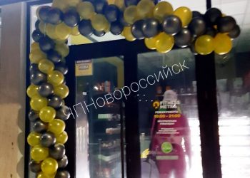 В Новороссийске гирлянда из шаров выдержала натиск ураганного ветра