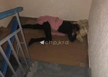 Ноги раздвинуты, пузо на полу: в Краснодаре в подъезде нашли спящую беременную женщину