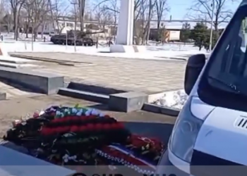 В Майкопе возложенные к Вечному огню венки забрали и сложили в кучу