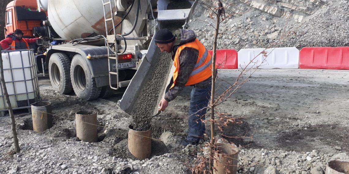 На трассе Джубга – Сочи продолжают восстанавливать оползневые участки