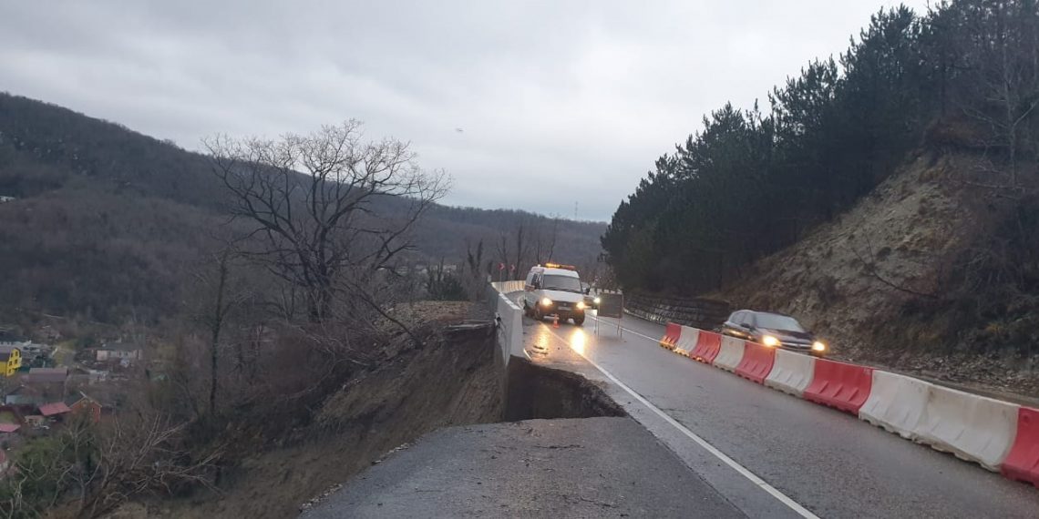 Из-за оползня на трассе Джубга – Сочи ввели реверс