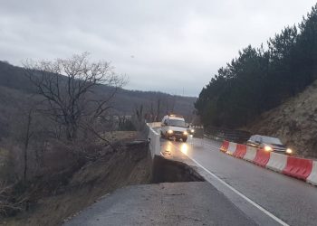 Из-за оползня на трассе Джубга – Сочи ввели реверс