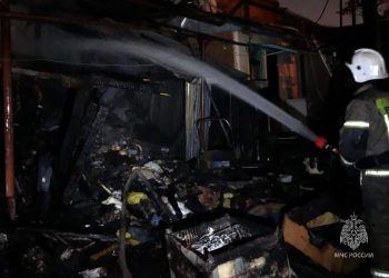 Горевший дом с постройками у Сенного рынка в Краснодаре тушили почти 2 часа