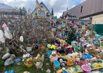 На Кубани женщина встречает умершего сына плюшевыми игрушками, ими она обставила дом снаружи