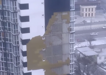 Штормовой ветер сорвал обшивку домов в Новороссийске