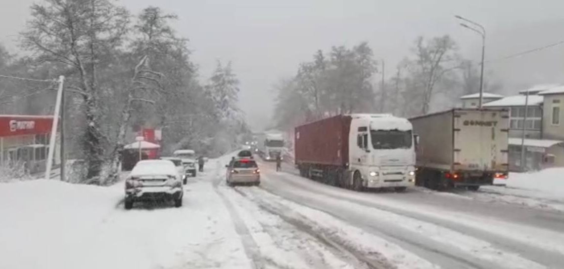 На участке от Магри до Дагомыса закрыли движение грузовиков и автобусов