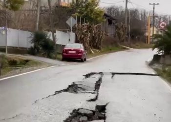 В Сочи треснула дорога в Верхневеселом