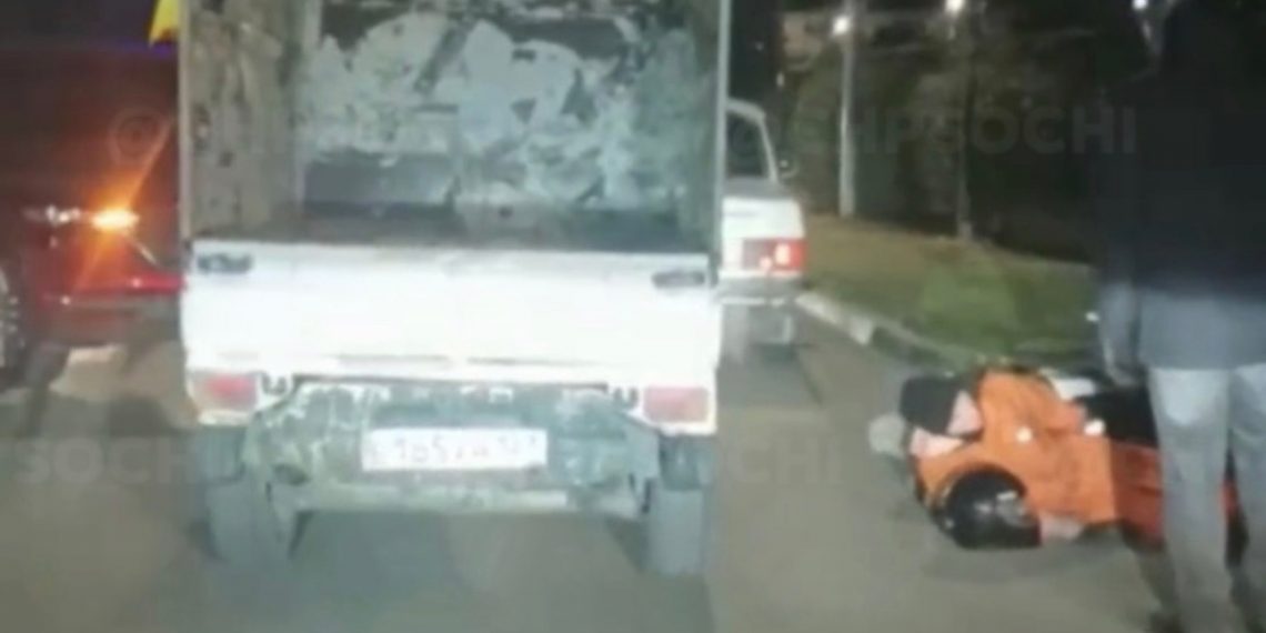 В Сочи доставщик оказался под колесами «Мазды»