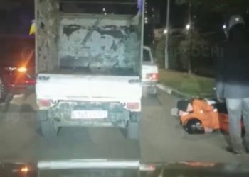 В Сочи доставщик оказался под колесами «Мазды»