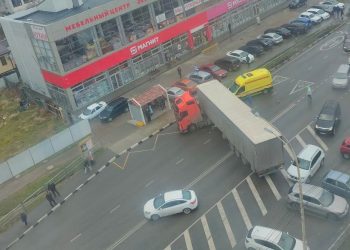 В Анапе фура сбила мопед: водитель в больнице