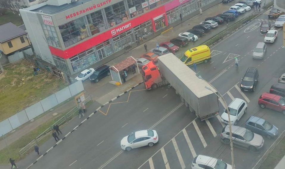 В Анапе фура сбила мопед: водитель в больнице