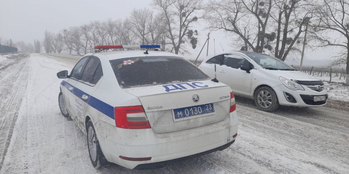 В Новороссийске столкнулись ВАЗ и Geely: пострадала девушка