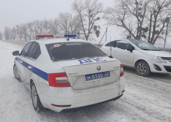 В Новороссийске столкнулись ВАЗ и Geely: пострадала девушка