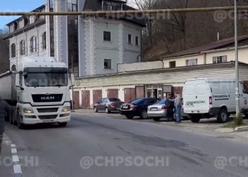 В Сочи водитель грузовика умер за рулем