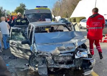 В Сочи столкнулись два авто: зажало водителя