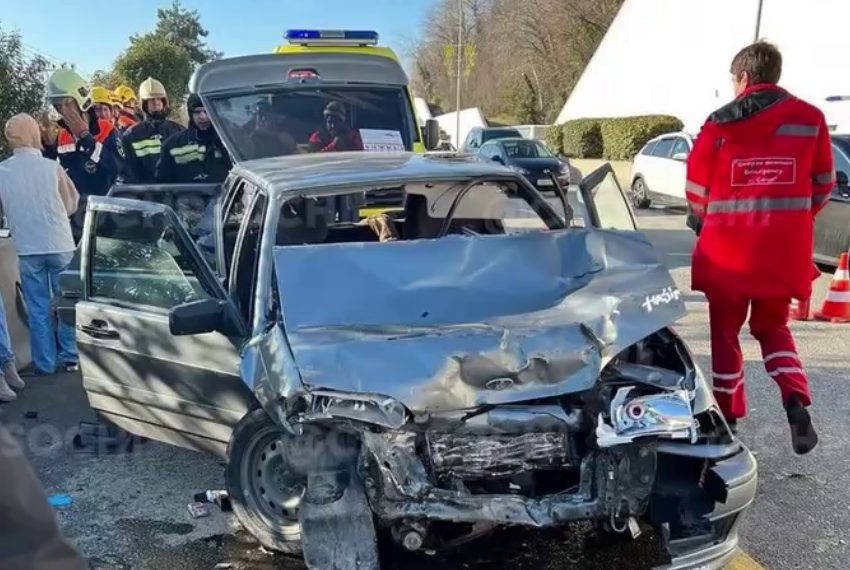 В Сочи столкнулись два авто: зажало водителя