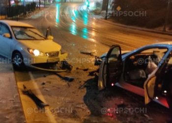 В Сочи момент лобового столкновения автомобилей попал на запись видеорегистратора