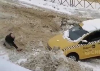 В Сочи скользившее по дороге такси сбило человека