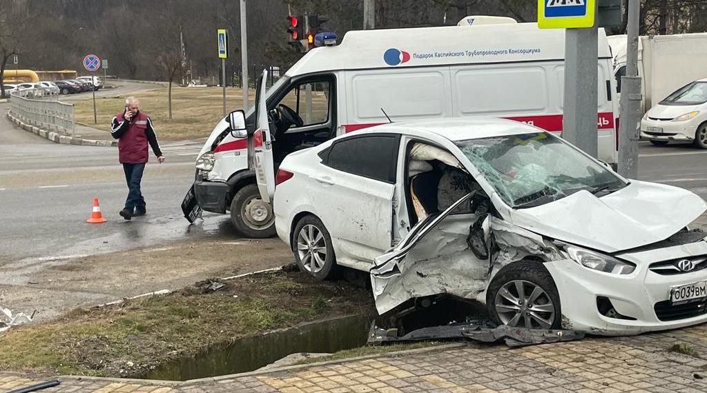 На Кубани в жестком ДТП с участием «скорой» пострадали медики