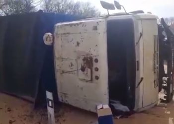 На Кубани опрокинулась фура: зерно рассыпалось на дорогу