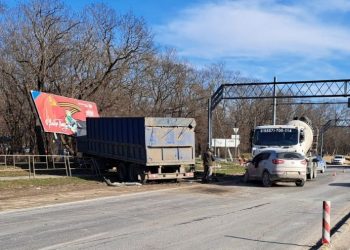 В ДТП с двумя грузовиками на Кубани пострадал водитель легковушки