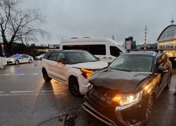 В Сириусе столкнулись Ford и Mitsubishi: два человека в больнице