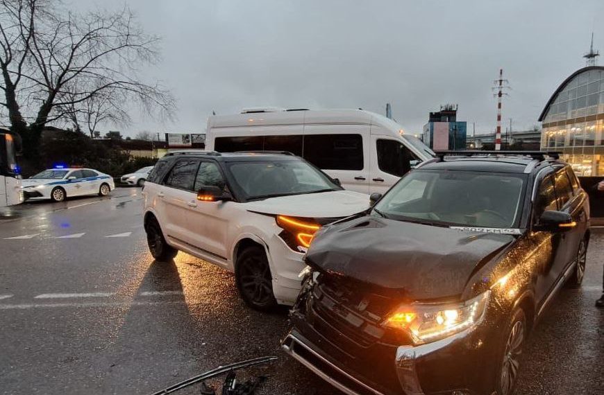 В Сириусе столкнулись Ford и Mitsubishi: два человека в больнице