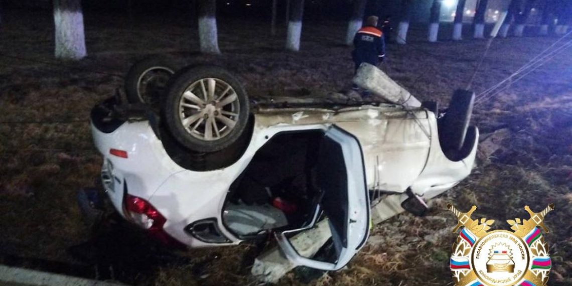 На Кубани пьяный водитель врезался в столбы и опрокинулся на «Ладе»