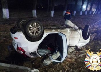 На Кубани пьяный водитель врезался в столбы и опрокинулся на «Ладе»