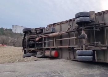 В Геленджике ветер опрокинул фуру