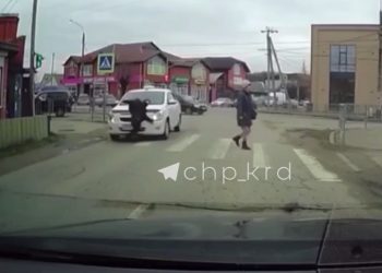 На Кубани ребенок выбежал на дорогу и попал под колеса такси