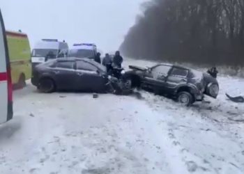 На Кубани столкнулись два авто: семь человек в больнице
