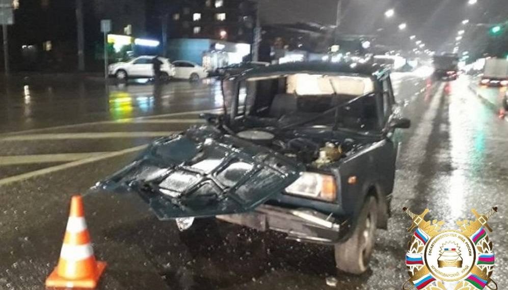 В Краснодаре подросток без прав врезался в автобус: пострадал пассажир