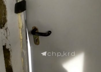 В Краснодаре подростки бьют ножом двери и рисуют свастику