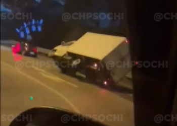 На трассе в Сочи перевернулась «Газель», груженная продукцией Wildberries