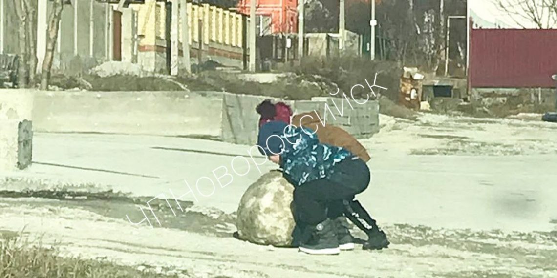 Появилась фотография, как суровые дети Новороссийска лепят грязевиков