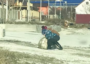 Появилась фотография, как суровые дети Новороссийска лепят грязевиков