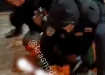 Лежал в луже крови: в Краснодаре охрана жестко задержала одного из покупателей гипермаркета